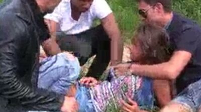 สาวน้อยผมบลอนด์กำลังนั่งสูบอากาศริมน้ำ